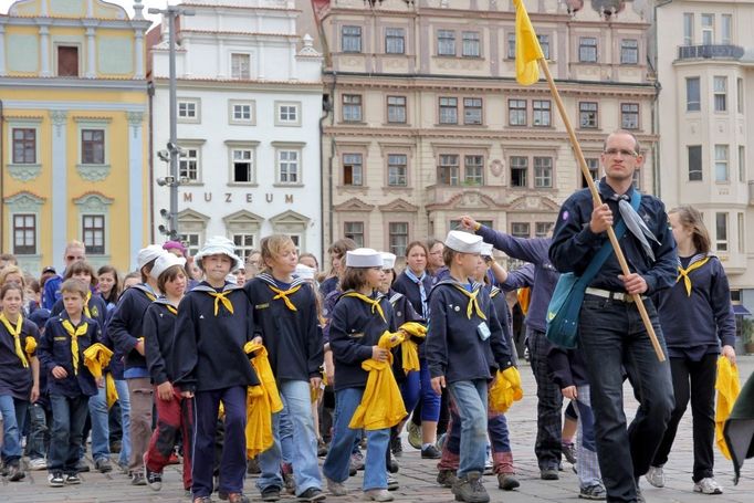 Závěr akce Navigamus se nesl ve svátečním duchu. Na letošní rok totiž nepřipadá pouze výročí 100 let od vyplutí Titaniku, ale především 100 let existence českého skautingu.