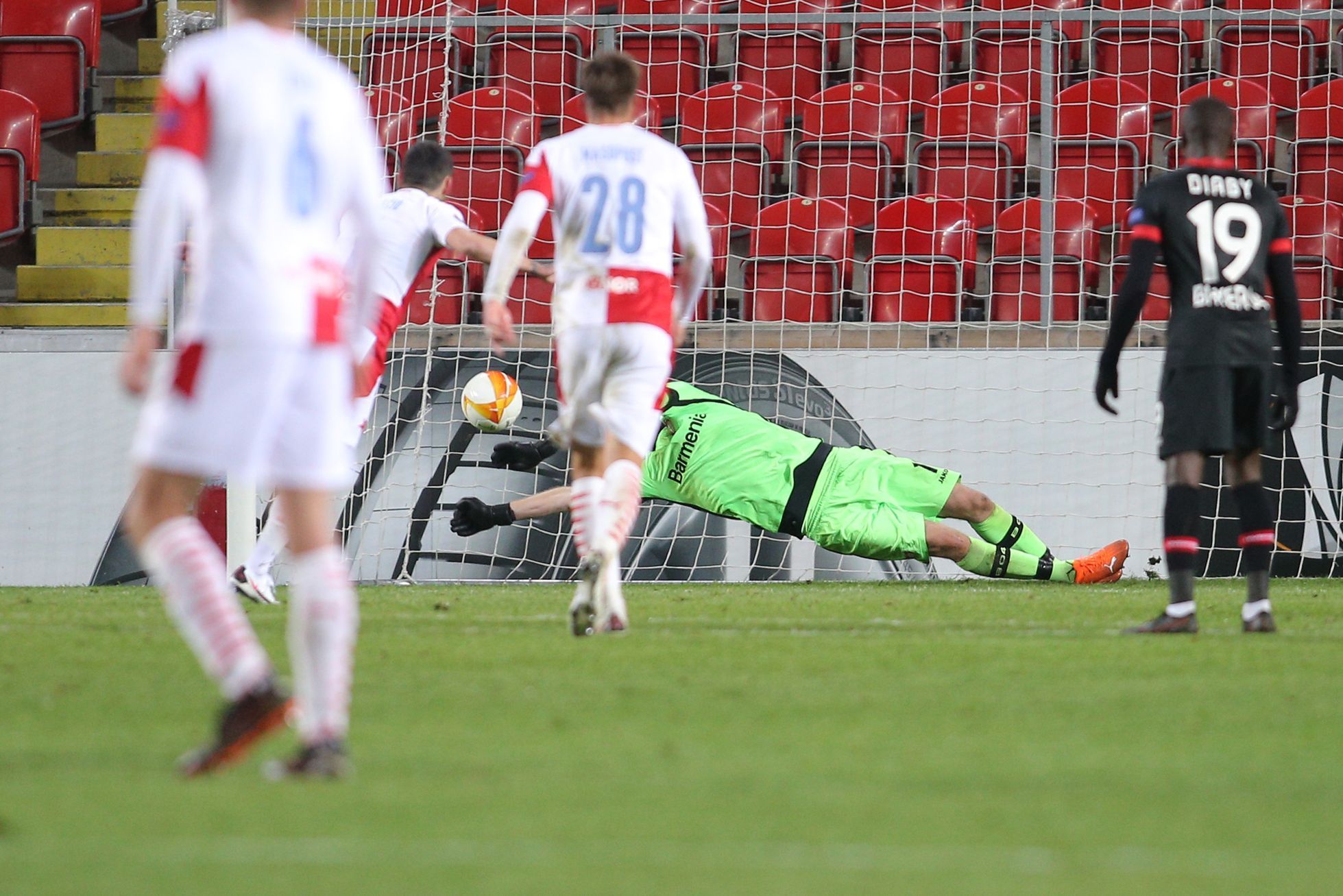 Nicolae Stanciu neproměnil penaltu v zápase Evropské ligy Slavia Praha - Bayer Leverkusen