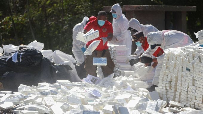 Úřady v Dominikánské republice likvidují zabavený kokain z Kolumbie v rámci protidrogové akce. Listopad 2025.