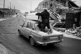 7. prosince 1988 zasáhlo severní Arménii silné zemětřesení. Trvalo 40 sekund a zahynulo při něm nejméně 25 tisíc lidí. Snímek zachycuje převoz rakve s tělem člověka vyproštěného zpod trosek zříceného domu. Arménie, Spitak, 1988.