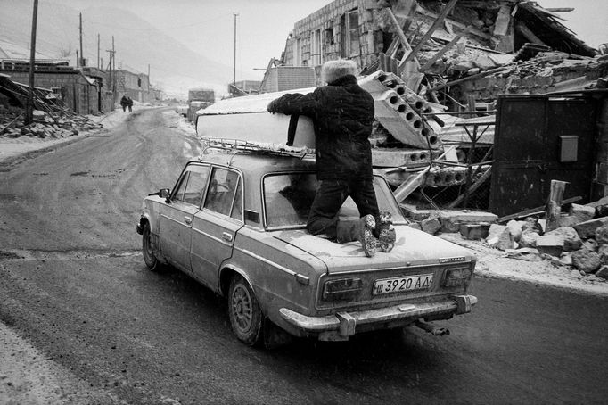 Mariusz Forecki: Prach. Ukázky fotografií z výstavy v pražské galerii 400 ASA