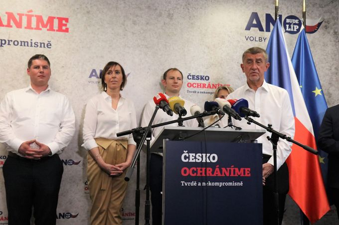 Martin Hlaváček a Ondřej Knotek společně s Andrejem Babišem při startu horké fáze kampaně pro volby do Evropského parlamentu