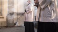 Koronavirová omezení se nevyhnula ani církvi. Mše se streamovaly a tím začala nová éra duchovního života. Platforma s názvem Mše svaté online umožňuje navštívit i velmi vzdálené kostely a fary.