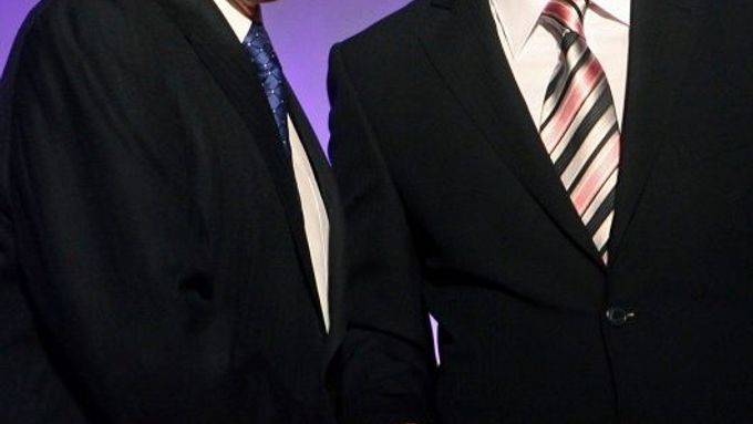 Při televizních debatách se John Howard (vlevo) a Kevin Rudd ještě usmívali. Teď jde do tuhého.