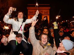Pařížané slavili příchod Nového roku na Champs Elysees. Podle prvních odhadů se tu sešlo na půl milionu lidí, sekundovalo jim na 4500 strážníků.