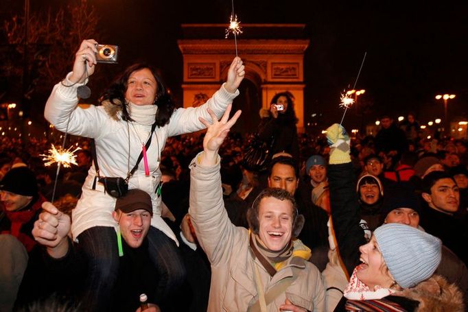 Pařížané slavili příchod Nového roku na Champs Elysees. Podle prvních odhadů se tu sešlo na půl milionu lidí, sekundovalo jim na 4500 strážníků.