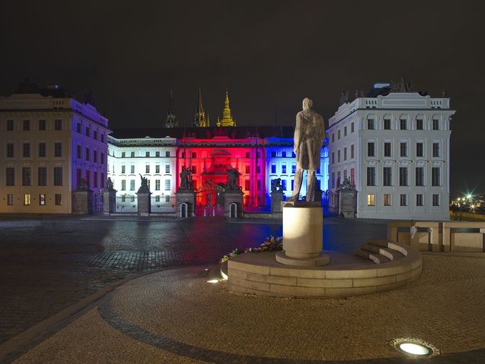 Také Pražský hrad se úterý 17. listopadu rozsvítil v českých národních barvách.