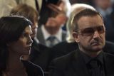 Mezi smutečními hosty byl i irský zpěvák skupiny U2 Bono s manželkou