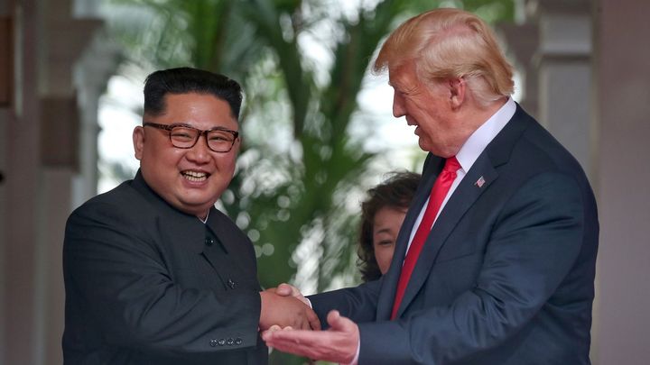 Trump mluvil o lásce ke Kimovi a zval ho do kina. Slavný novinář vydává tajné dopisy
