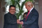 Trump mluvil o lásce ke Kimovi a zval ho do kina. Slavný novinář vydává tajné dopisy