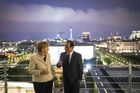Prezident Hollande bere o 2200 eur míň než Merkelová
