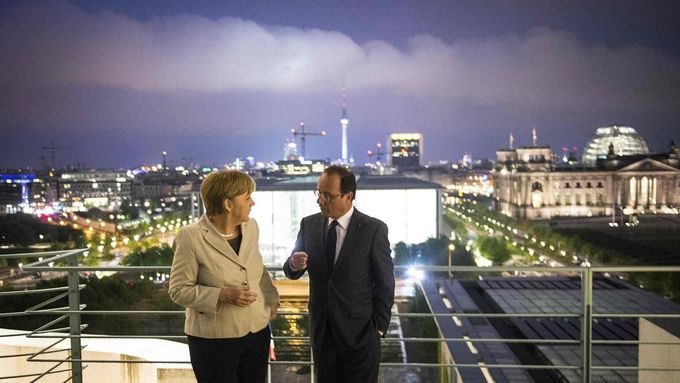 Kancléřka Merkelová má odlišný názor na to, jak ven z krize, než francouzský prezident Hollande.