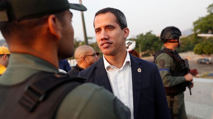 Guaidó vyzval k protestům u vojenských základen. Zrádci a pučisti, zlobí se Maduro