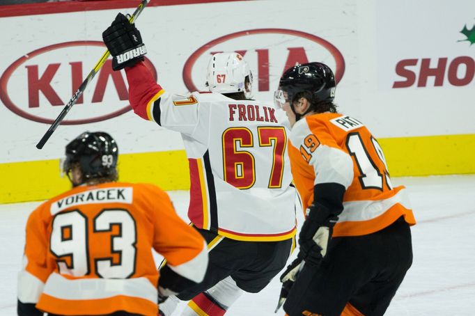 Michael Frolík (Calgary) vstřelil vítězný gól Philadelphii.