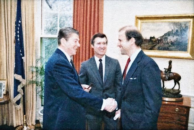 Joe Biden s prezidentem Ronaldem Reaganem v Oválně pracovně Bílého domu v roce 1984.