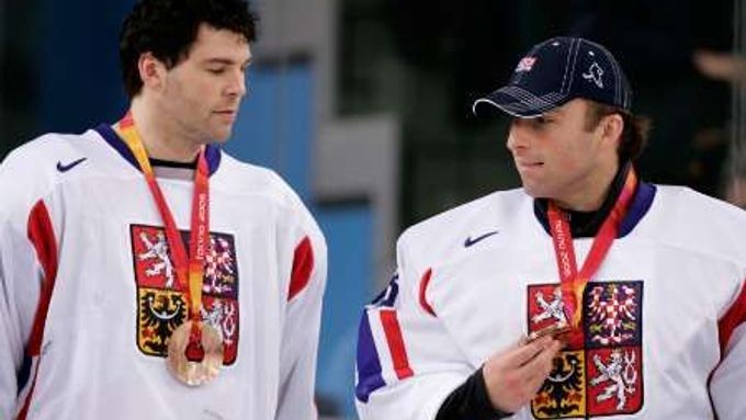 Jaromír Jágr (vlevo)a Milan Hnilička při předávání bronzových olympijských medailí.