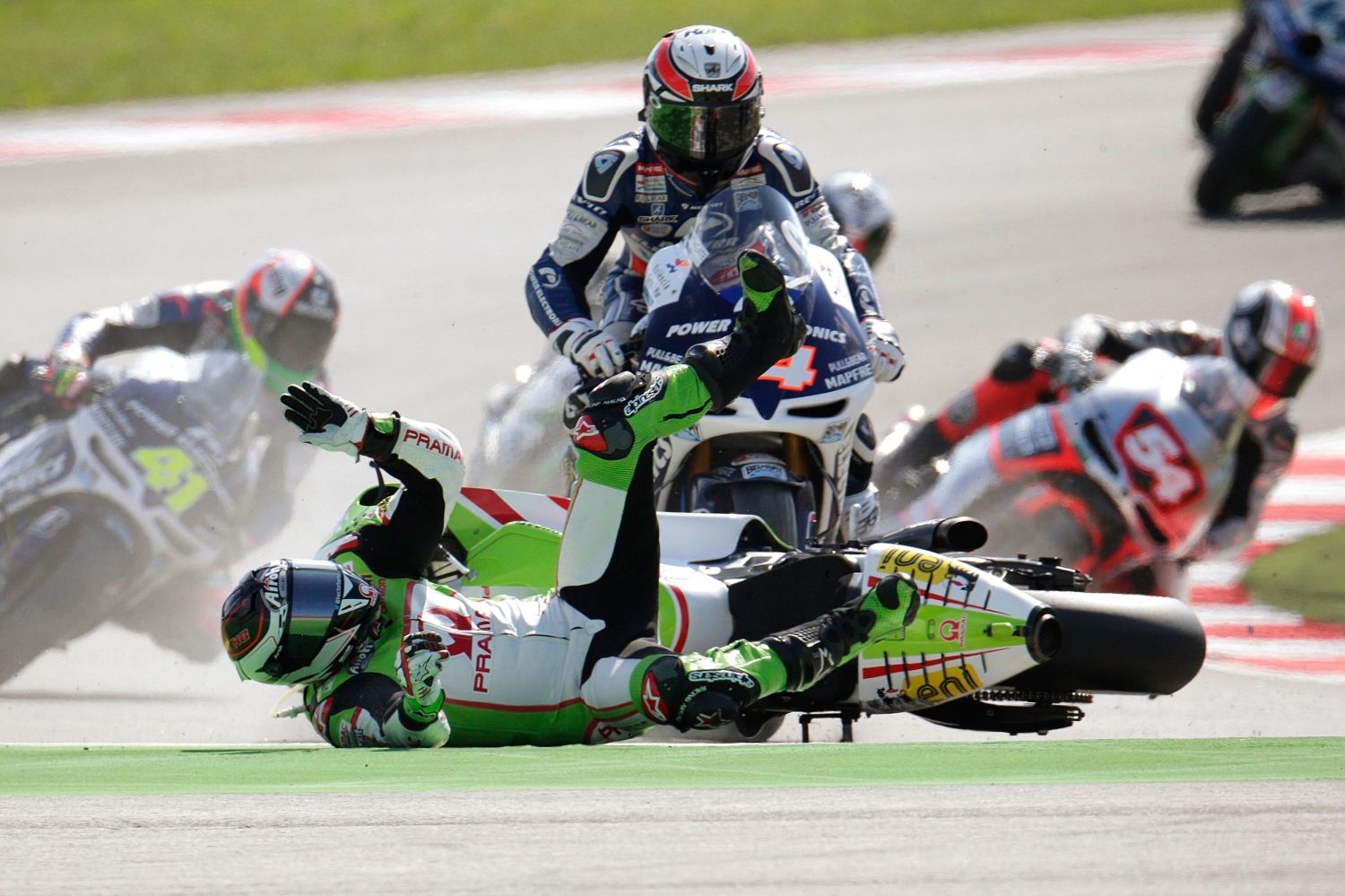 Španělští motocyklisté Dani Pedrosa a Héctor Barbera havarovali v MotoGP během Velké ceny San Marina 2012.