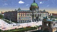 Současná replika se drží verze stavby dokončené ve druhé polovině 19. století. Tehdy tu přibyla kupole, jeden ze symbolů vysokého postavení Hohenzollernů, kteří se mezitím stali nejen pruskými vládci, ale také panovníky německého císařství. Na malbě je původní "městský palác" v roce 1919. Rok předtím německá monarchie padla a budova měla poprvé sloužit kulturním účelům. Do dějin se tehdy zapsal balkon na západní fasádě: marxista Karl Liebknecht se z něj pokusil vyhlásit "svobodné socialistické Německo". Snaha o levicovou revoluci ale nevyšla.