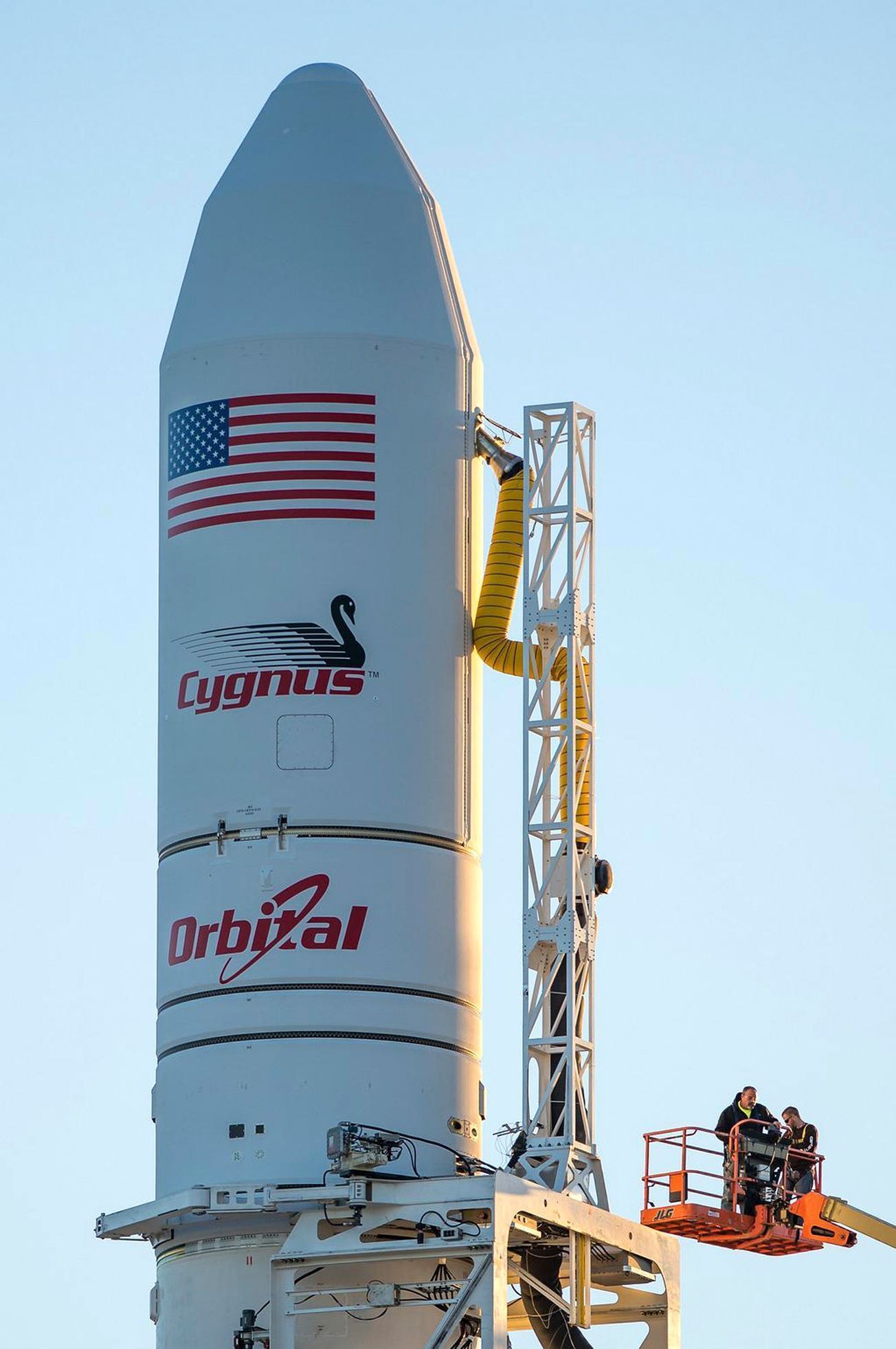 Raketa Antares připravena ke startu, USA, Virginia.