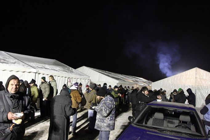 Jak bude nyní Praha situaci řešit, není jasné. Patrně v mrazech bezdomovcům znovu postaví vyhřívané velkokapacitní stany.