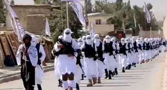 Přehlídka bojovníků Tálibánu v nových uniformách a s novými zbraněmi.