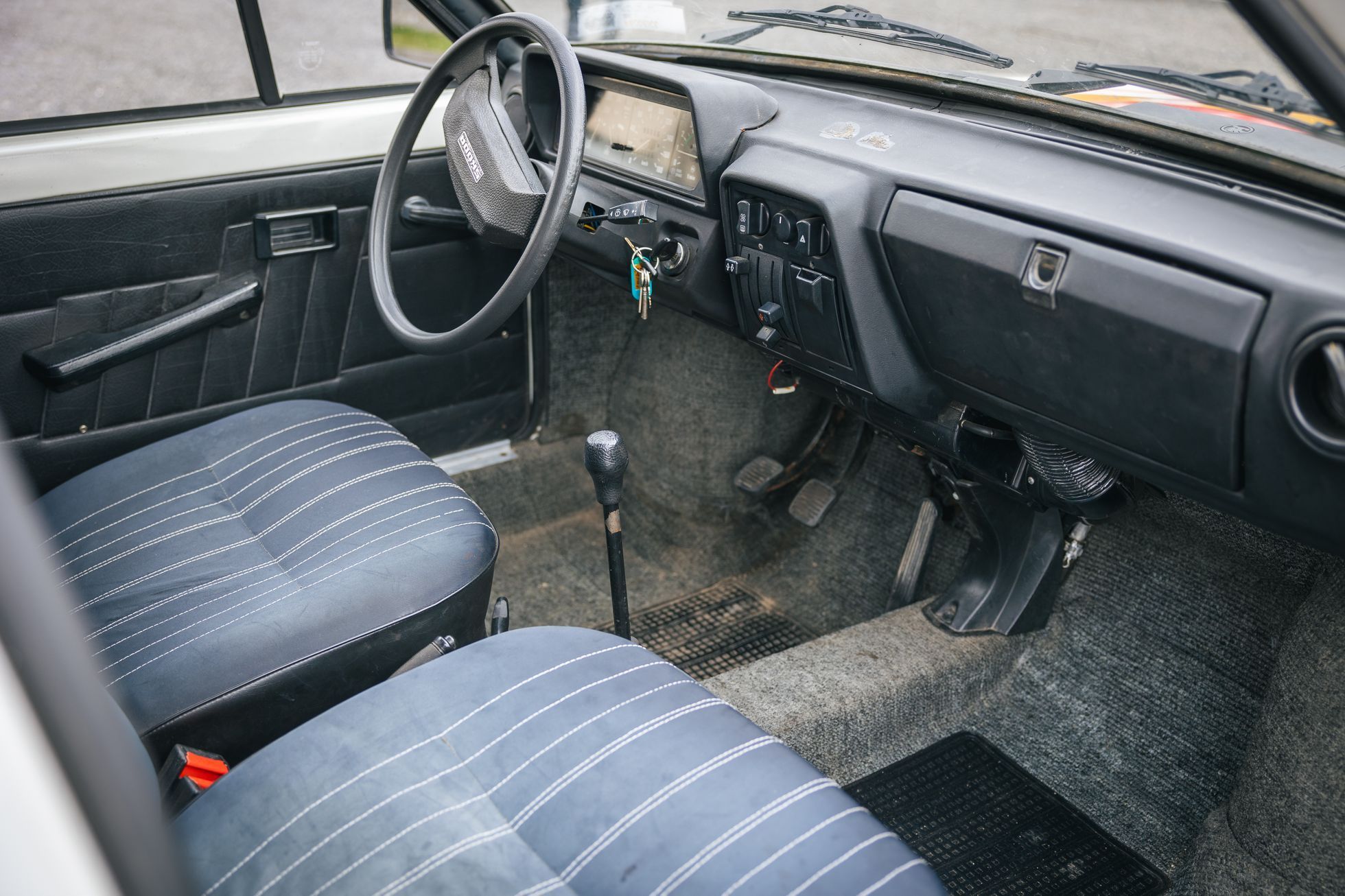 Škoda 125 v tombole a Jawetta Standard Retro Garáž jaro 2024