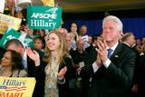 Ty to dokážeš mamko! Bill a Chelsea Clintonovi přihlížejí úspěchu Hillary