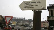 Všetaty leží kousek od Mělníka, hodinu cesty vlakem do Prahy. Na jméno Jana Palacha tu narazíte často. Městečkem vede Stezka Jana Palacha - od nádraží kolem rodného domu ke škole, na vyhlídku a končí na hřbitově.