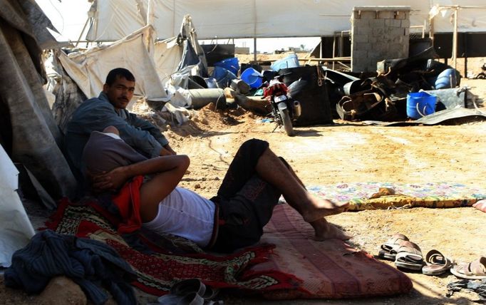 21 Titulek: Gaza's tunnel mugglers on Egypt border idle Popis: Palestinian workers rest outside a smuggling tunnel in Rafah, on the border between Egypt and the southern Gaza, October 8, 2013. Gaza's tunnel smugglers along the border with Egypt are mostly idle these days. Since the summer, Egypt's military has tried to destroy or seal off most of the smuggling tunnels under the Gaza-Egypt border, a consequence of the heightened tensions between Cairo and the Hamas government in Gaza which is suffering a bad economic recession.