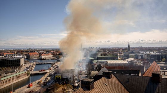 Požár budovy burzy v Kodani