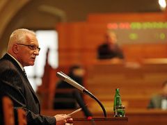 Prezident Václav Klaus dnes přišel do Senátu.