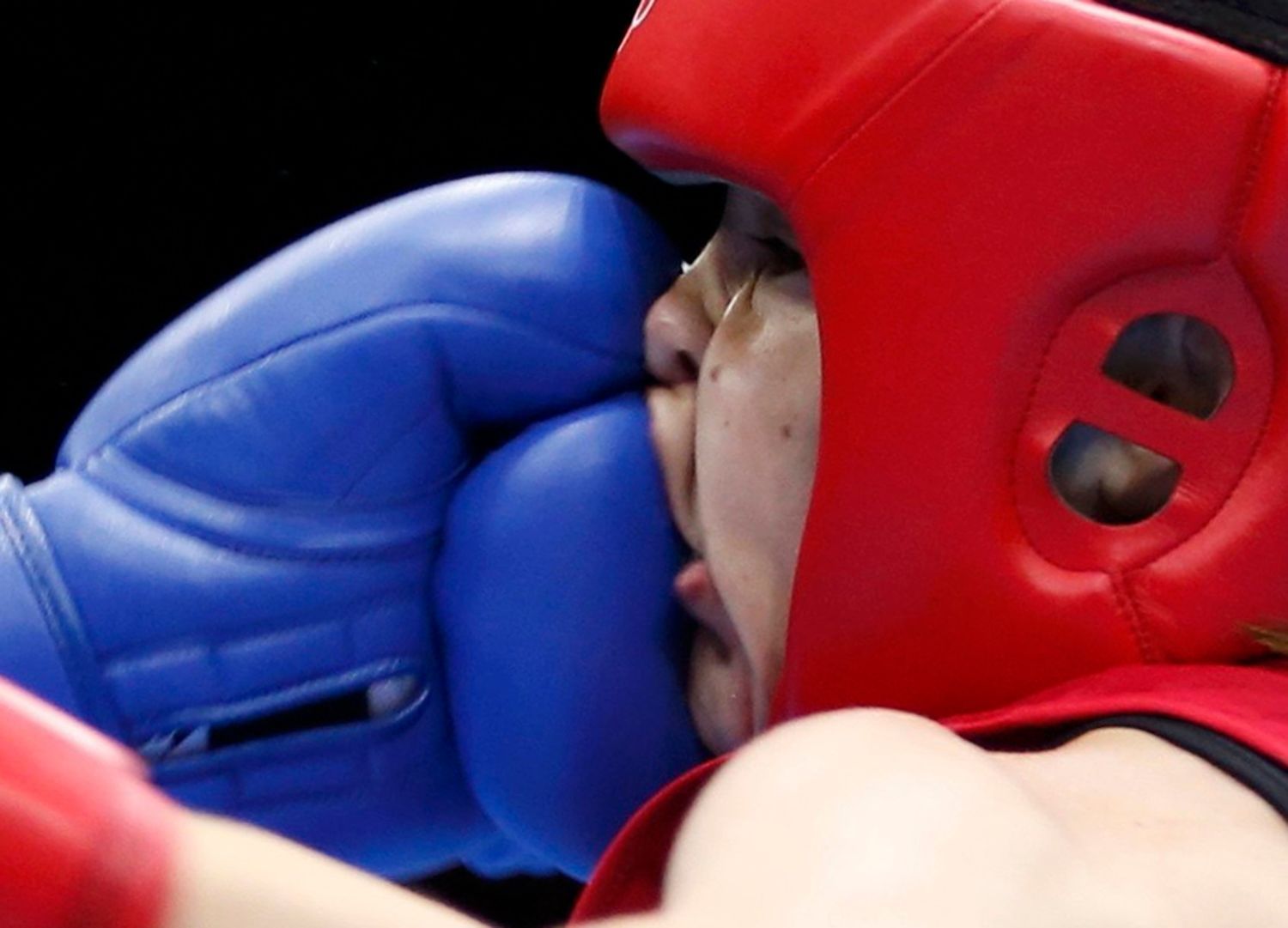 Irka Katie Tylorová (v červeném) boxuje s Tádžikistánkou Mavzunou Čorievovou.
