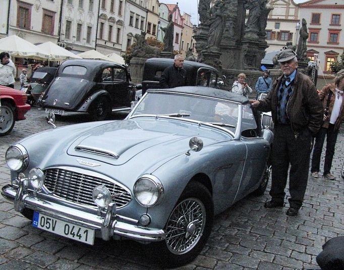 Austin Healey. Sportovní automobil vyráběný od konce 50. let 20. století stejnojmennou britskou automobilkou. Vůz si získal fanoušky zejména v USA, kam směřovala velká část produkce.