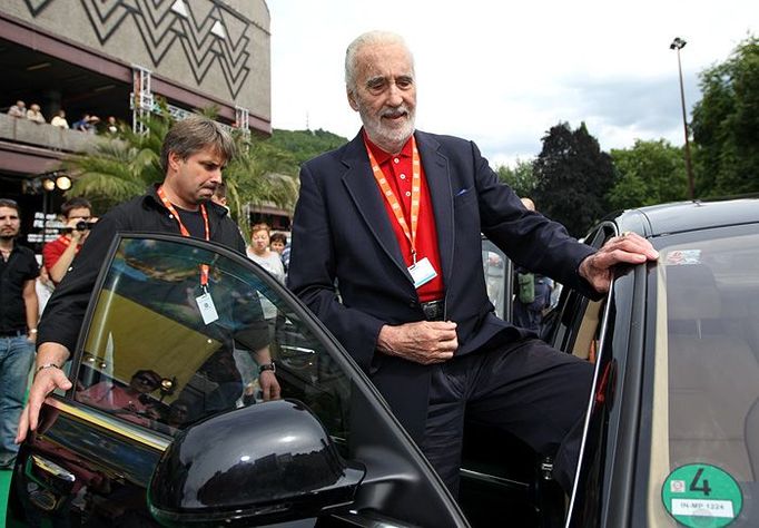 Po 136 minutách rozhovorů usedl Christopher Lee do festivalové limuzíny a odjel do Grandhotelu Pupp. Večer představí film Dracula.