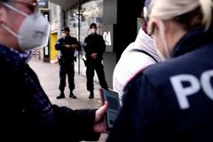 Reportáž z Vídně. Lockdown pro neočkované kontrolují před obchody policisté