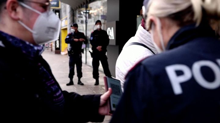 Reportáž z Vídně. Lockdown pro neočkované kontrolují před obchody policisté; Zdroj foto: Reuters