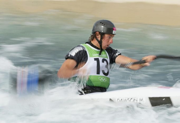 Nicméně o nestrannosti olympijských sudích zatím nelze pochybovat, pokud máme na mysli odbornou porotu vyhodnocující průběh závody kajakářů. Novozélandský kajakář Mike Dawson prošel do semifinále olympijského závodu i se "šťouchem" nahlášeným jeho matkou. Kay Dawsonová je totiž mezinárodní rozhodčí, a když se její syn při pondělní kvalifikaci dotkl branky, bez váhání ho potrestala dvousekundovou penalizací. Dotčený kajakář se sice mohl prostřednictvím svého trenéra podat proti tomuto rozhodnutí „porotkyně“ odvolání, ale nakonec tak neučinil. K tomu rozhodnutí mohl novozélandského kajakáře vést i fakt, že ho trénuje jeho vlastní otec a případný protest by tak mohl zjitřit rodinnou atmosféru…