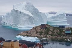 K břehům Grónska připlul obří ledovec. Je vysoký jako Big Ben a místní doufají, že nepraskne