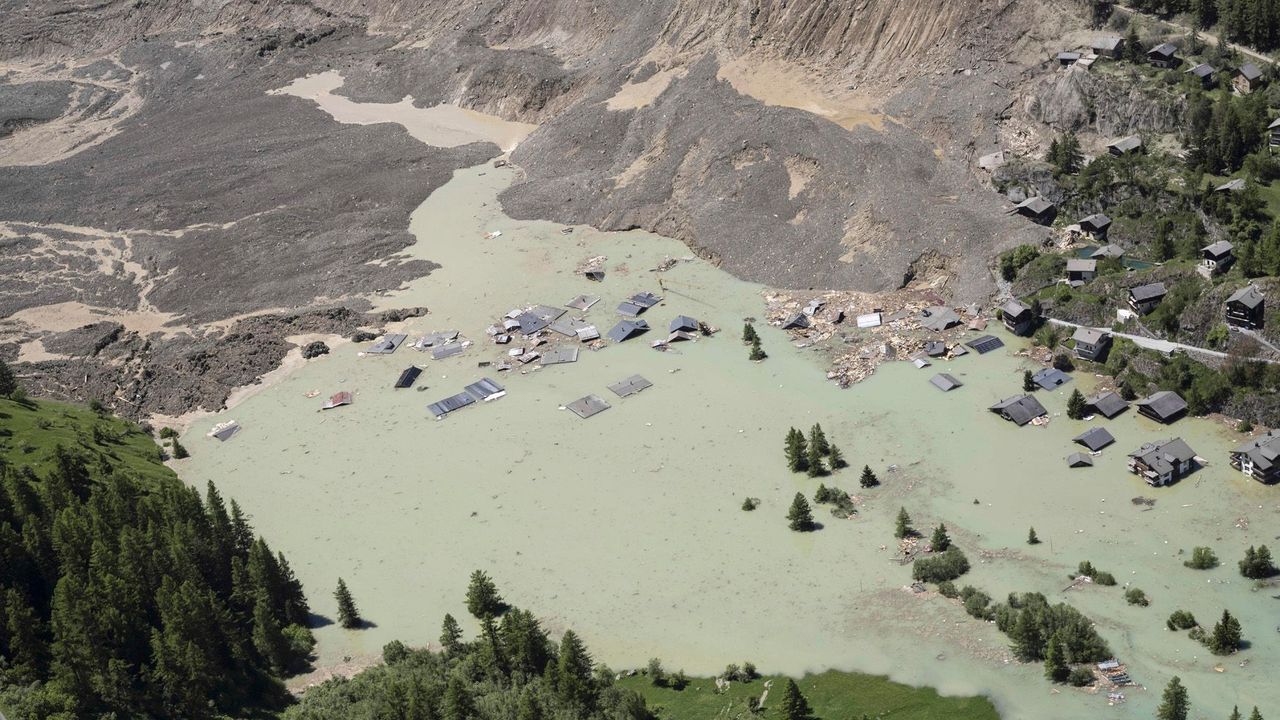 Když ledovec pohřbí vesnici. Prezidentka kroužila nad alpskou scénou zkázy
