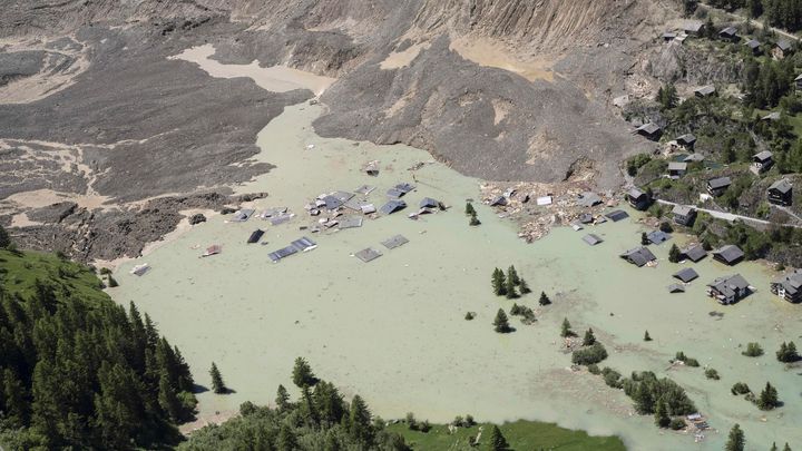 Když ledovec pohřbí vesnici. Prezidentka kroužila nad alpskou scénou zkázy; Zdroj foto: Reuters