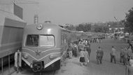 Září 1960. Národní podnik Tatra Studénka představuje na mezinárodním veletrhu v Brně jeden ze dvou prototypů elektrické motorové jednotky EM 475.0.