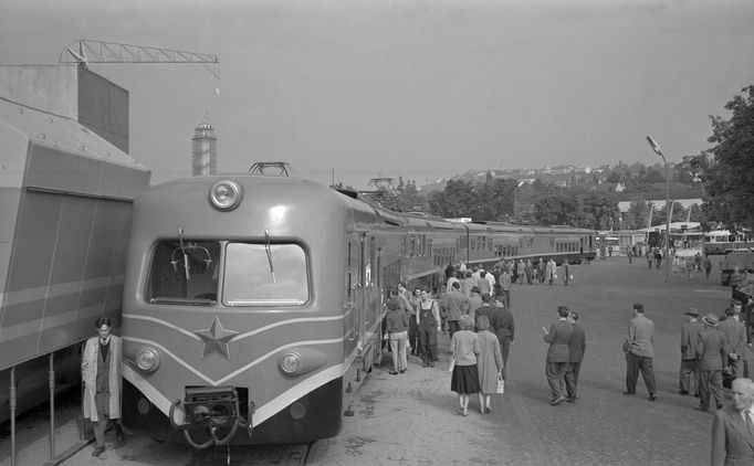 Národní podnik Tatra Studénka představil na mezinárodním veletrhu v Brně prototyp elektrické motorové jednotky EM 475.0. Září 1960.