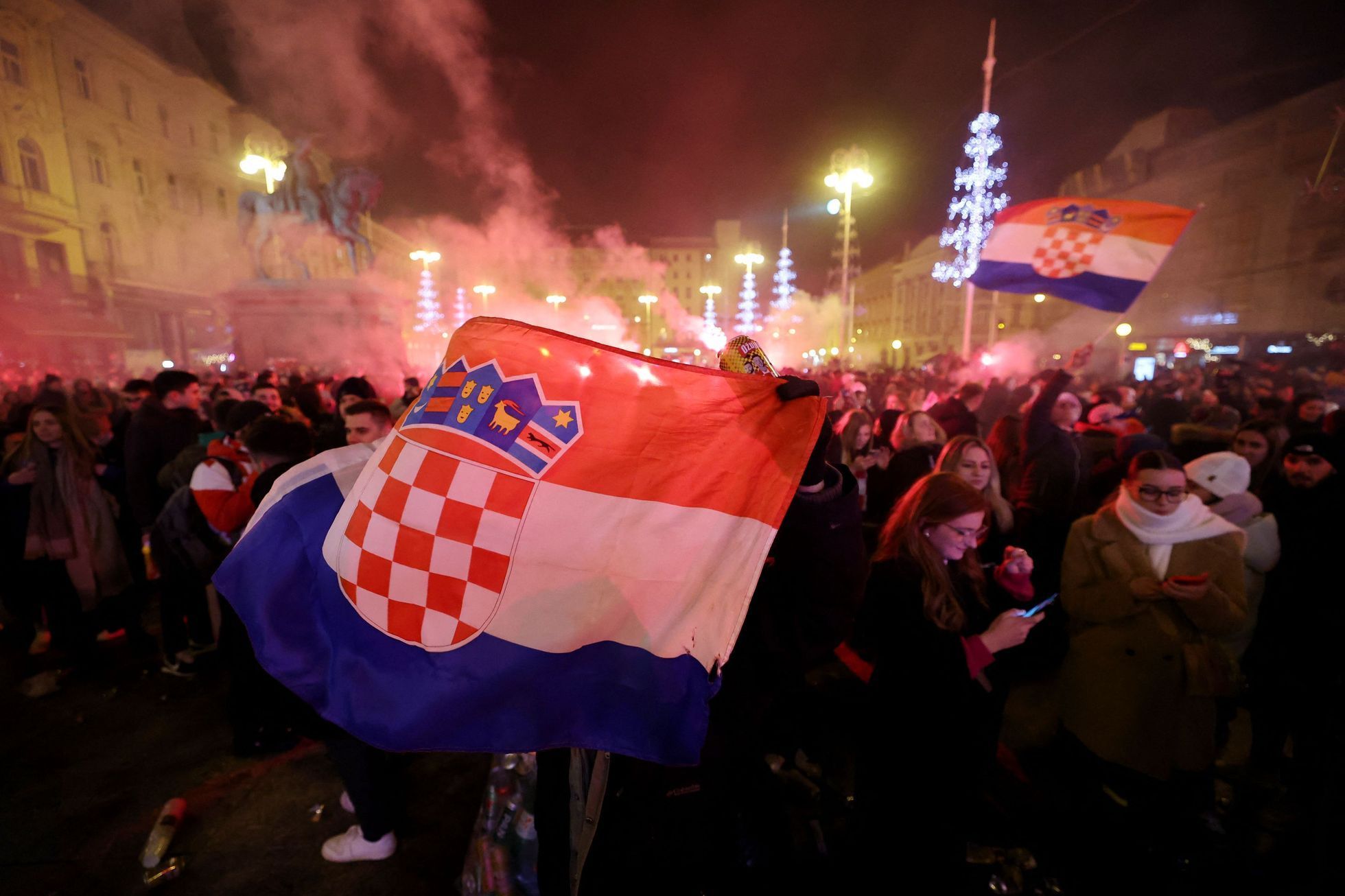 Chorvaté fandí v ulicích Záhřebu během semifinále MS 2022 Argentina - Chorvatsko