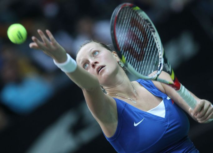 Česká tenistka Petra Kvitová v utkání Fed Cupu 2012 proti Srbce Aně Ivanovičové.