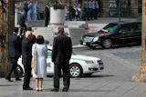 Limuzína s Georgem a Laurou Bushovými přijíždí k Pražskému hradu. Václav Klaus se svou chotí a premiérem Topolánkem vyšli k bráně hradu přivítat návštěvu.