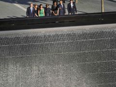Barack Obama a George Bush s manželkami a dětmi na Ground Zero.