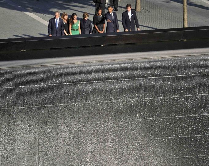 Barack Obama a George Bush s manželkami a dětmi na Ground Zero.