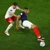 Matty Cash a Kylian Mbappé v osmifinále MS 2022 Francie - Polsko