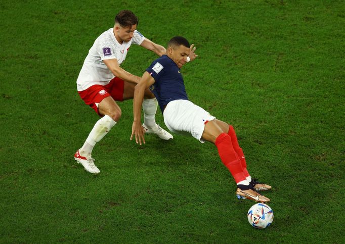 Matty Cash a Kylian Mbappé v osmifinále MS 2022 Francie - Polsko