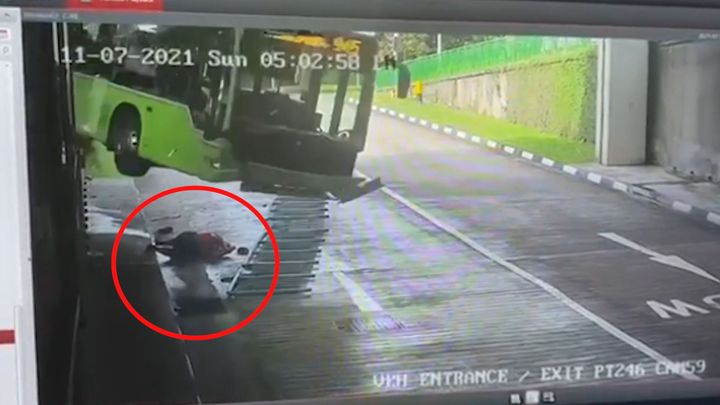 Řidič vypadl předním sklem, autobus padal na něj. Děsivý moment zachytila kamera; Zdroj foto: Reuters